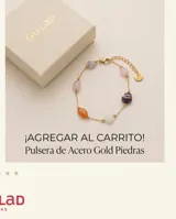 Pulsera de cadena fina con baño de oro, adornada con piedras naturales de diversos colores y formas, incluyendo tonos violeta, blanco y naranja.