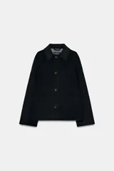 Chaqueta de corte recto confeccionada en mezcla de lana, color negro. Presenta cuello solapa, manga larga y cierre frontal con botones a tono.