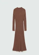 Vestido midi de punto fino con textura de canalé, cuello perkins y manga larga. Presenta un diseño entallado que se ajusta a la silueta.