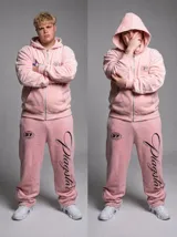 Campera rosa tipo hoodie con capucha pasamontañas integrada y cierre frontal completo. Presenta detalles de pedrería y estampados en contraste.