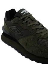 Championes urbanos Umbro para hombre, de color negro con detalles en gris y suela dentada bicolor en blanco y negro.