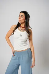 Musculosa de algodón con textura acanalada, color blanco, con logo bordado en el centro del pecho.