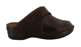 Zuecos de cuero color marrón con perforaciones y plantilla anatómica.