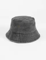 Gorro tipo bucket negro con textura desgastada.