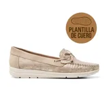Zapato casual Korium color beige con detalles dorados, estilo mocasín con cordones decorativos y plantilla de cuero.