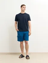 Short de baño verde agua con un bolsillo lateral con solapa y cordón ajustable en la cintura.