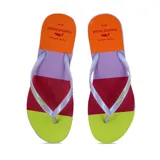 Chancletas Tropical Brasil modelo Slim, con diseño multicolor a franjas en tonos naranja, lila, rojo y verde lima, con tiras finas translúcidas.