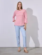 Remera de algodón a rayas horizontales color salmón y blanco, con cuello redondo y mangas 3/4 acampanadas.