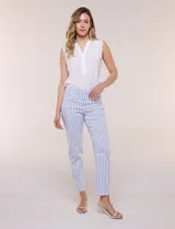 Pantalón elastizado de tiro alto estilo pull-on, marca Zac & Rachel. Modelo de corte cigarrete de silueta ajustada con diseño a rayas en color blanco y azul. Pretina ancha elastizada sin cierres ni botones, con diseño de línea limpia sin bolsillos.