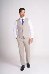 Chaleco de vestir color beige, con solapas y cierre con botones.