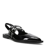 Zapatos tipo slingback de charol negro con puntera en punta y suela plana. Presentan dos tiras decorativas con hebillas metálicas plateadas sobre el empeine.