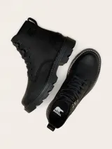 Bota de caña media Sorel, confeccionada en cuero negro con costuras selladas impermeables. Presenta cierre con cordones, ojales metálicos, suela de caucho EVERTREAD™ con diseño dentado y logo de la marca grabado en el lateral.
