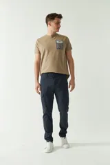 Pantalón cargo azul marino para hombre, con bolsillos laterales y traseros con solapa, cierre con cremallera y botón, trabillas para cinturón y logo en grifa de cuero. Confeccionado en algodón y spandex.