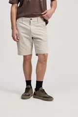 Bermuda chino de corte clásico color negro, con cintura fija y bolsillos delanteros y traseros.