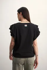 Remera color amarillo pastel con cuello redondo y mangas cortas con volados.