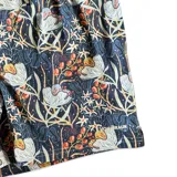 Short de baño Von Braun con estampado floral en tonos azules, naranjas y blancos. Cuenta con cintura elástica, dos bolsillos laterales y un bolsillo trasero con solapa y etiqueta de la marca.