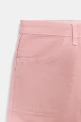 Pantalón jeans de tiro medio, corte ancho (loose), color rosa pálido. Presenta bolsillos plastrón tanto en el frente como en la espalda.