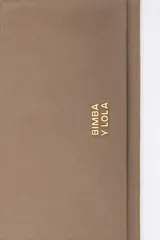 Billetera de estructura blanda confeccionada en nylon negro, con cierre de cremallera superior y bolsillo frontal con cierre. Presenta logo metálico dorado en el frente.