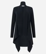 Cardigan de punto abierto, con diseño alargado y asimétrico en las puntas. Presenta una textura acanalada y mangas largas.