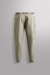 Pantalón de hombre color marrón oscuro, corte regular fit, confeccionado en tejido técnico compacto elástico. Presenta cintura ajustable con cinturón negro a contraste, bolsillos frontales, bolsillo trasero con cierre y bolsillo cargo con cierre en la pernera.
