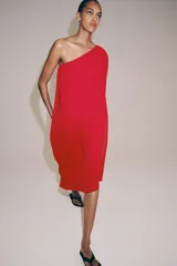 Vestido midi de punto rojo, amplio y de diseño asimétrico con un solo hombro y una manga corta.