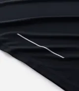 Remera deportiva de hombre con tecnología Dry, confeccionada en poliamida y elastano. Presenta un diseño de corte regular, cuello redondo, manga corta y estampa lettering pequeña en el pecho con la frase Seeking my highs.