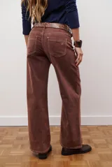 Jean de mujer color bordó, de corte recto y tiro medio, con costuras verticales en la parte delantera y trasera.