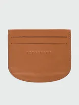 Tarjetero plegable de cuero color verde oliva, con cierre de broche a presión y compartimentos internos para tarjetas.