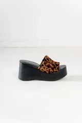 Sandalias con plataforma y capellada con estampado animal print.