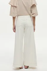 Jean blanco wide leg de tiro alto, con costuras decorativas verticales al frente y pernera ancha.