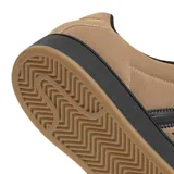 Championes Adidas Superstar ST, color marrón tostado con detalles en negro. Presentan el diseño icónico de la puntera de goma, tres tiras laterales en negro y suela de goma resistente.