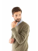 Sweater de punto con escote en V y mangas largas, confeccionado en una mezcla de algodón, nylon y spandex. Presenta un diseño clásico de corte recto con puños y ruedo acanalados.