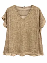 Blusa de manga corta color camel con escote en V y efecto desgastado.