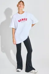 Calza negra de lycra gruesa, tiro alto, corte oxford con tajo en los laterales externos y cintura ancha.