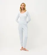 Pantalón de pijama modelo jogger con estampado de cuadros vichy en tonos celestes y blancos. Presenta cintura elástica y puños en los tobillos para mayor comodidad.