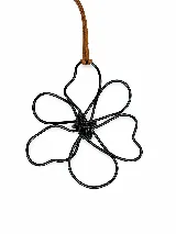 Collar con dije de flor en alambre negro y cordón de gamuza marrón.