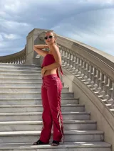 Top strapless de cuero sintético color rojo.