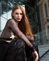 Pantalón negro de tiro alto y corte palazzo, con pretina y ruedo decorados con lentejuelas horizontales.