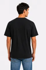 Remera de manga corta color azul marino, con cuello redondo y diseño holgado. Presenta un pequeño texto sutil estampado en el centro del pecho.