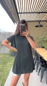 Vestido corto negro con lurex plateado y mangas cortas con volados.