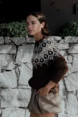 Buzo de punto color marrón chocolate con diseño de estampado nórdico en el canesú, cuello redondo y mangas largas.