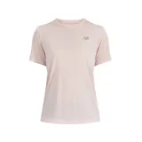 Remera deportiva color rosa claro, de corte clásico y mangas cortas. Presenta logo reflectante de New Balance en el pecho.