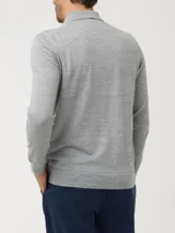 Sweater de punto gris con cuello camisero y cierre frontal de botones, de manga larga y calce regular.