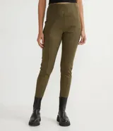 Pantalón legging verde militar de gamuza sintética, tiro alto, corte ajustado y cierre lateral con cremallera.