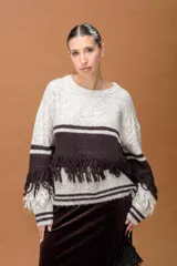 Sweater de punto con diseño de bloques de color en tonos beige y marrón, con detalle de flecos en el pecho y las mangas, cuello redondo y corte holgado.