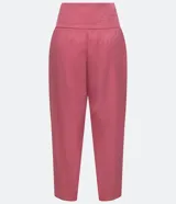 Pantalón rosado de liocel con cintura ancha y pespuntes, cierre frontal con cremallera, dos bolsillos laterales y bajo diagonal.