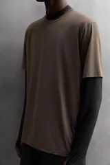 Camiseta deportiva color naranja confeccionada en tejido técnico, ligero y elástico. Tiene cuello redondo, mangas cortas y logo estampado.