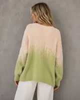 Sweater de tejido de punto con diseño color block en tonos beige y verde, con cuello redondo y mangas largas con puños acanalados.