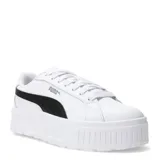 Championes Puma modelo Karmen II con diseño de plataforma, confeccionados en cuero sintético blanco con la clásica franja lateral de la marca en color negro. Presentan cierre con cordones y suela de goma robusta.