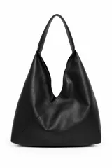 Cartera tipo hobo de cuero sintético negro, con diseño estructurado de líneas diagonales y asa superior integrada.